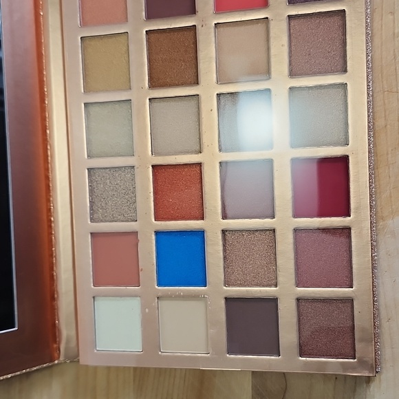 Glow Makeup Revolution Eyeshadow Pallet New - Picture 3 of 8
